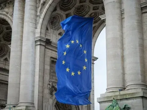 Bandeira da União Europeia em um arco de pedra